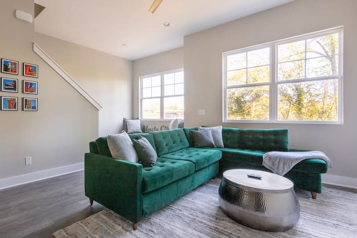 Luxury Living in Music City gallery image 2