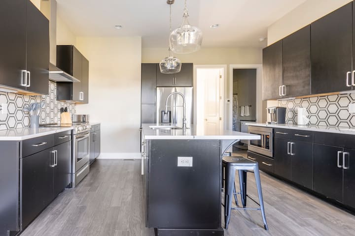 Luxury Living in Music City gallery image 5