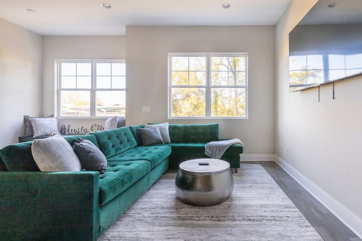 Luxury Living in Music City gallery image 3