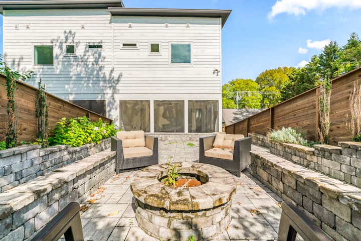Bright, Open 4-BR/4 BA w/ Fire Pit – Downtown