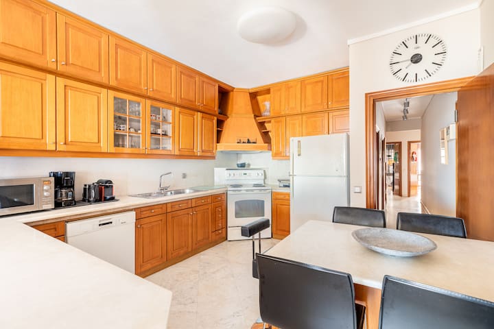 City Moon: Seafront 3-Bedroom Apt by halu! gallery image 3