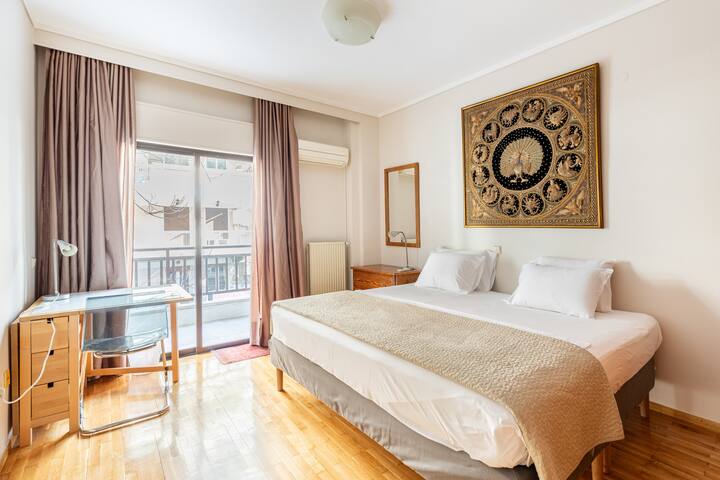 City Moon: Seafront 3-Bedroom Apt by halu! gallery image 5