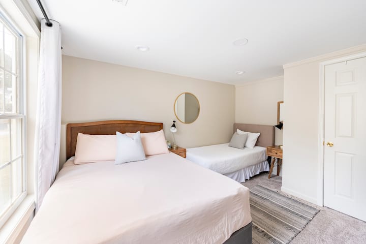 Room #4. All new comfortable foam mattresses. Bedroom comes with 1 QUEEN BED AND 1 TWIN BED. Bedroom offers 32in smart Roku TV. Watch your all time favorite TV shows from your comfy bed.
Enjoy Complimentary Kleenex and night lamp with USB adapter.