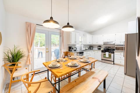 Casa Vida Airbnb near Ashton Garden, shops & bars