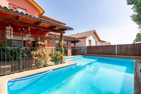 House with Pool 15 minutes away from the airport