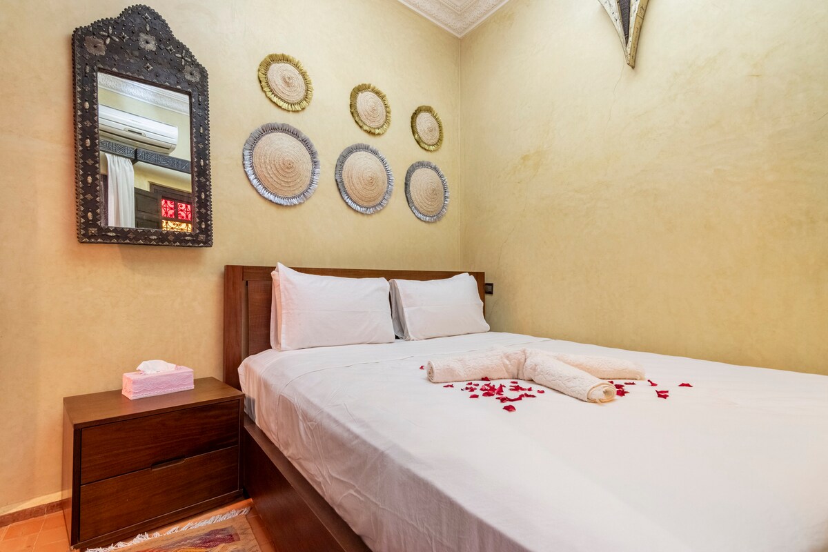 Chambre élégante du riad avec lit double