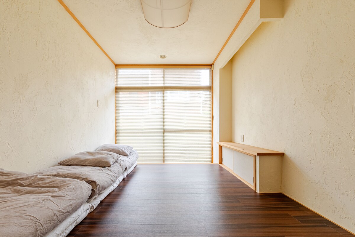 There are 4 bedrooms.The photo is of the second bedroom.The car t part in the back can completely block the light by closing the shutter.