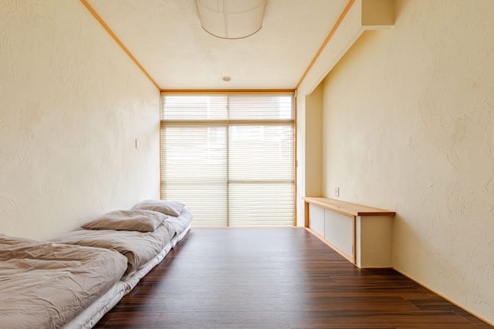 寝室は4室ございます。写真は2室目の寝室です。奥のカーtン部分はシャッターを締め切ることで完全に光を遮断することができます。