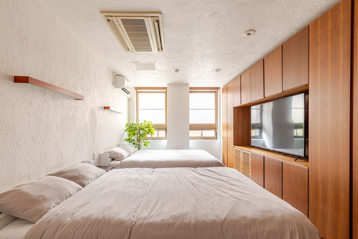 There are 4 bedrooms.The photo is of the 1st bedroom.We have a 60 "TV.