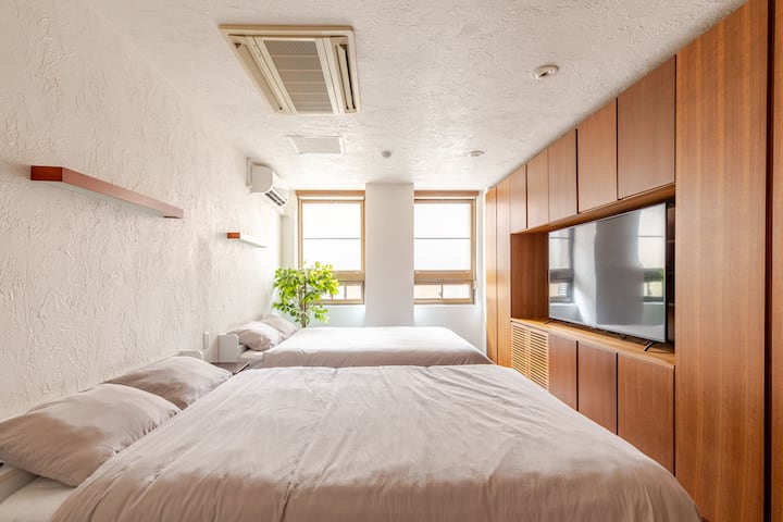 寝室は4室ございます。写真は1室目の寝室です。60インチテレビがございます。