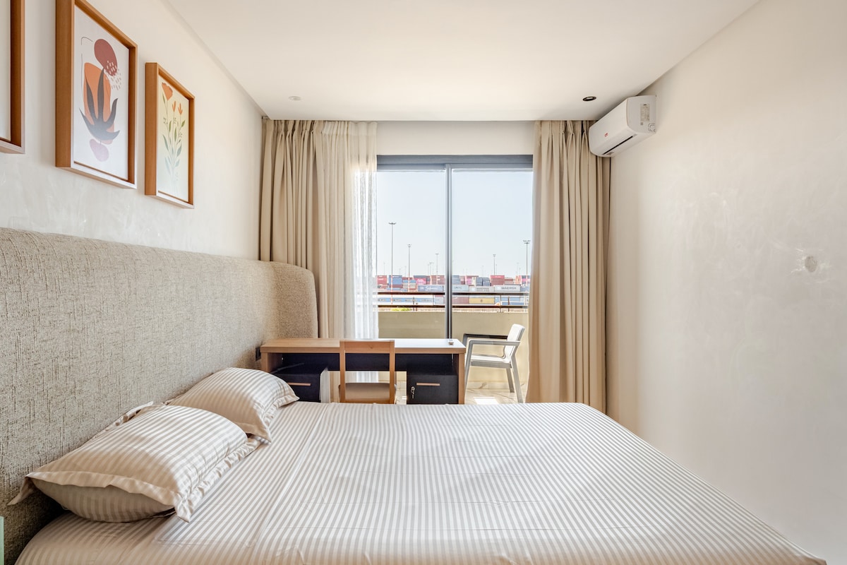 ห้องนอนมีเตียงขนาด 160x200 ที่สะดวกสบาย เหมาะสำหรับการพักผ่อนยามค่ำคืน