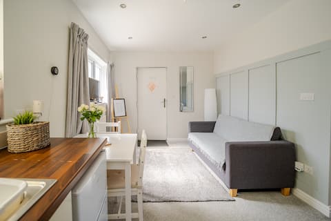 Superb Annexe with free parking in Emerson’s Green