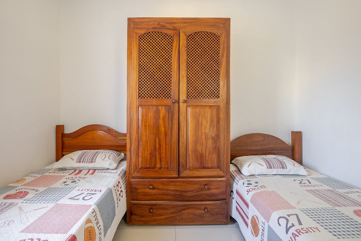3 camas individuales (colchones adicionales) .