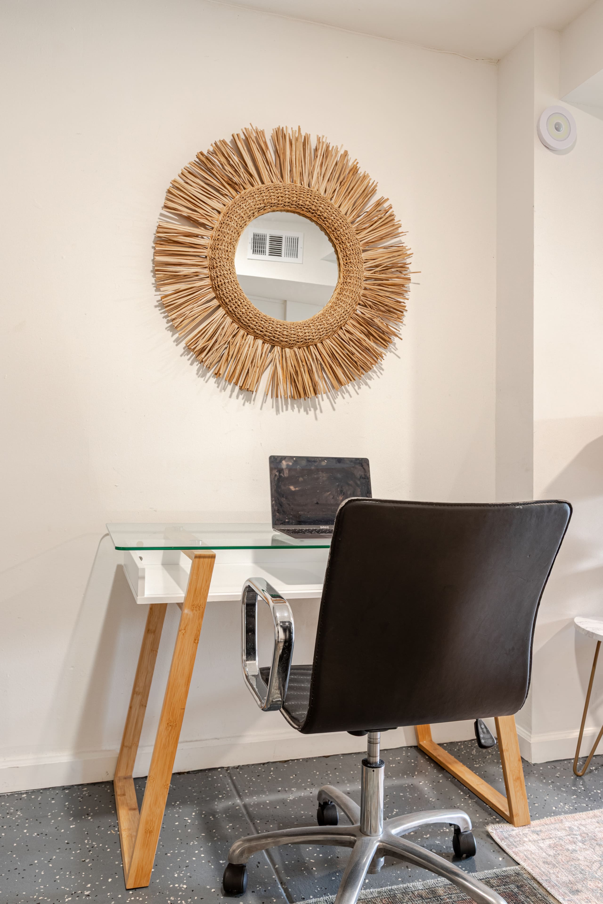 Modern Sunnyside Apartment/Remote work friendly - Image 32