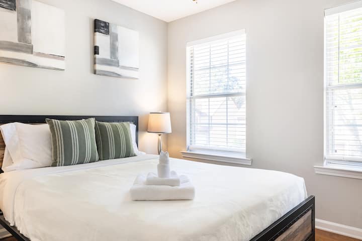 חדר שינה 2: כולל מיטת קווין סייז נוחה, מאוורר תקרה, טלוויזיה חכמה ושולחן עם כיסא. הארון כולל שמיכות וכריות נוספות.