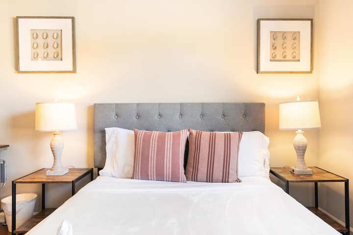 בחדר השינה 3 יש מיטת קווין סייז נוחה, מאוורר תקרה, טלוויזיה חכמה ושולחן עם כיסא. הארון כולל שמיכות וכריות נוספות.