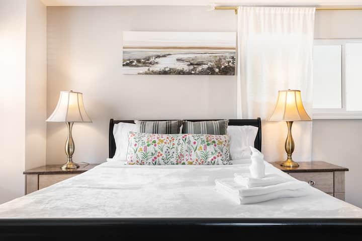 חדר שינה 4: חדר בגודל נדיב הכולל מיטת קווין סייז נוחה, מיטה בגודל מלא ושני ארונות מצוידים בכרית, שמיכה וקולבים. הוא מגיע עם מאוורר תקרה, שולחן וכיסא.