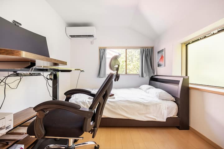 spazio di lavoro dedicato per lavoro a distanza, letto matrimoniale.