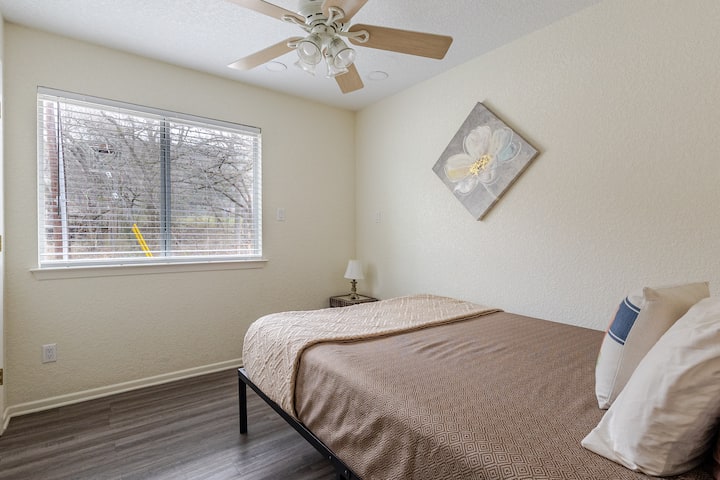Sleep soundly in a light-filled bedroom that offers a calm escape after a day on the river. It’s perfect for guests who want comfort and simplicity.
