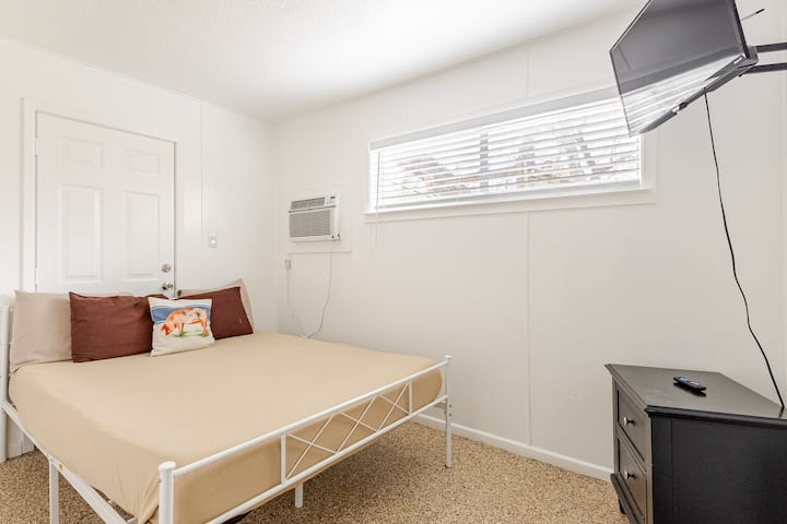 Enjoy extra sleeping space with a comfy daybed setup. This flexible room works great for families or groups needing additional beds during their riverfront stay.