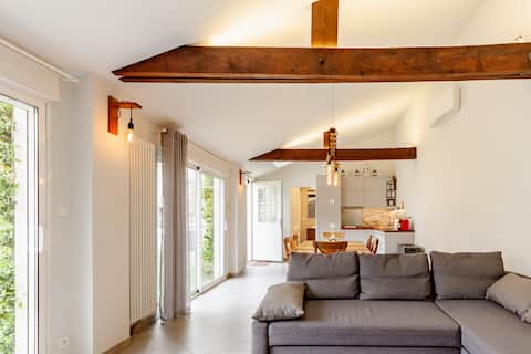 Independent studio with hot tub