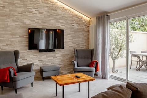 Top Airbnb: Independent studio with hot tub in Sartrouville