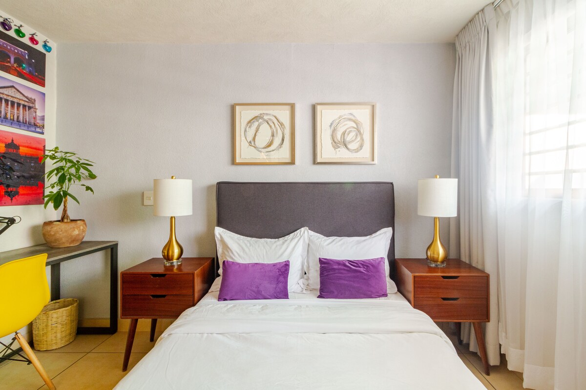 เตียงคู่ที่สะดวกสบายมาก ที่นอนเมมโมรี่โฟมและหมอนที่ปรับให้เข้ากับร่างกายของคุณ ช่วยให้คุณนอนหลับลึกและพักผ่อนได้ดีขึ้น เครื่องนอนทั้งหมดเป็นผ้าฝ้ายสีขาว 100% โคมไฟ☁️ที่ให้แสงสีอบอุ่นเพื่อบรรยากาศที่เงียบสงบ✨