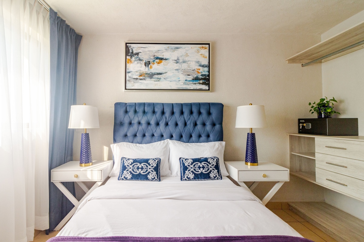 เตียงคู่ที่สะดวกสบายมาก ที่นอนเมมโมรี่โฟมและหมอนที่ปรับให้เข้ากับร่างกายของคุณ ช่วยให้คุณนอนหลับลึกและพักผ่อนได้ดีขึ้น เครื่องนอนทั้งหมดเป็นผ้าฝ้ายสีขาว 100% โคมไฟ☁️ที่ให้แสงสีอบอุ่นเพื่อบรรยากาศที่เงียบสงบ✨