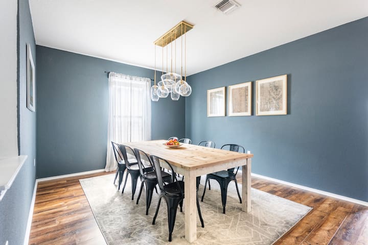 Spacious Home Near DT ATX. 4BR, King Bed.