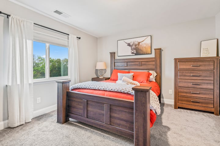 Chumba cha kulala cha wageni kilicho na kitanda cha Malkia, vitambaa vingi vya nguo, kabati, na TV ya Smart "55. 