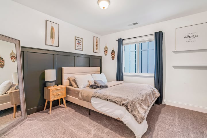 Chumba cha kulala cha wageni na kitanda cha Malkia, kabati, 55" Smart TV na kioo kikubwa 