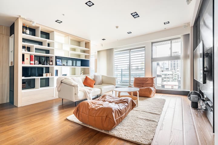 Beautiful modern 2 bed unit with gorgeous views