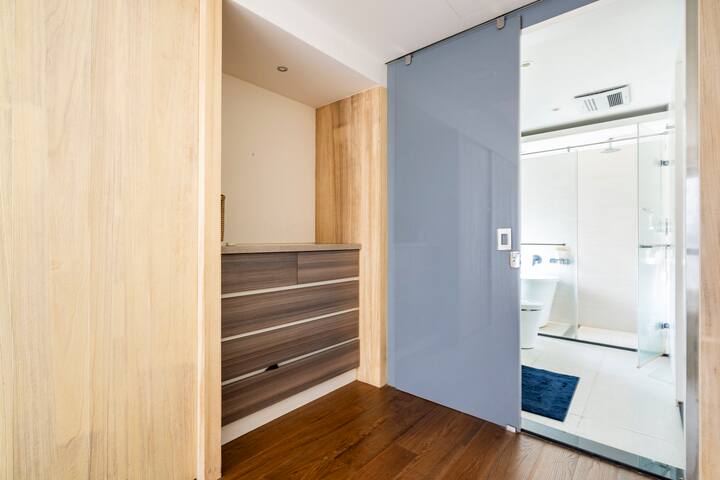 Beautiful modern 2 bed unit with gorgeous views gallery image 5