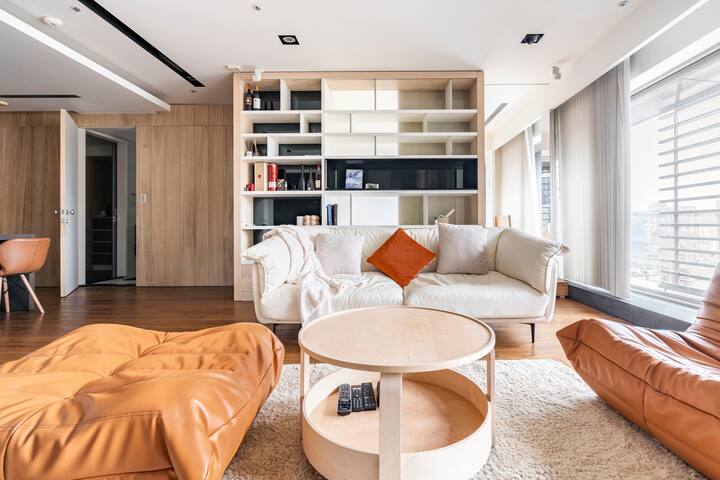 Beautiful modern 2 bed unit with gorgeous views gallery image 3