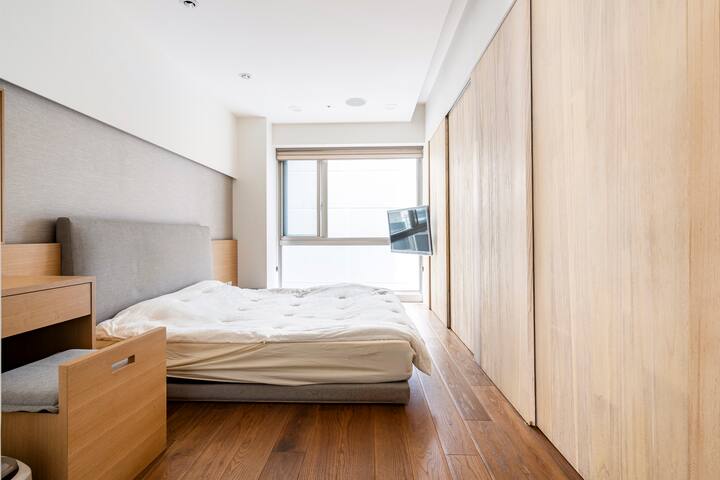 Beautiful modern 2 bed unit with gorgeous views gallery image 4