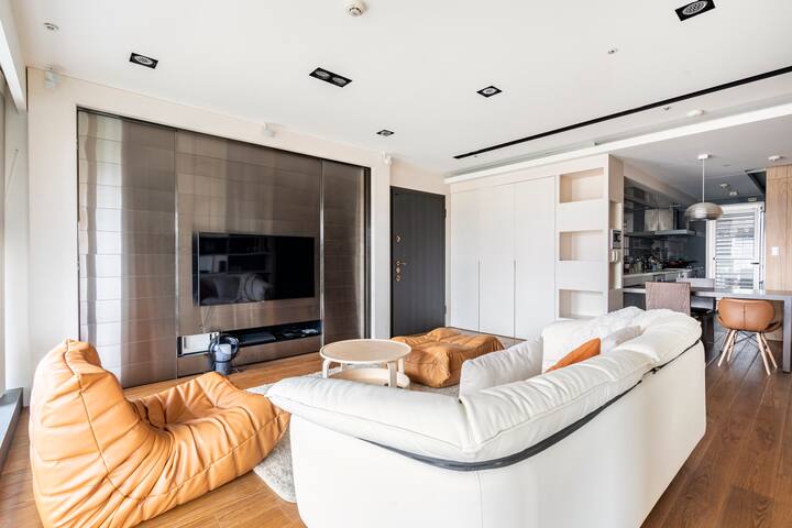 Beautiful modern 2 bed unit with gorgeous views gallery image 2