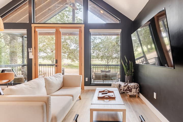 Relaxing Ranch, Friendly Animals, Modern Stay - Cedar Creek, TX