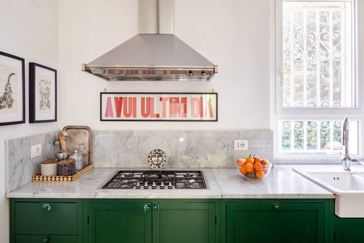 Unique villa in Roma con piscina gallery image 5