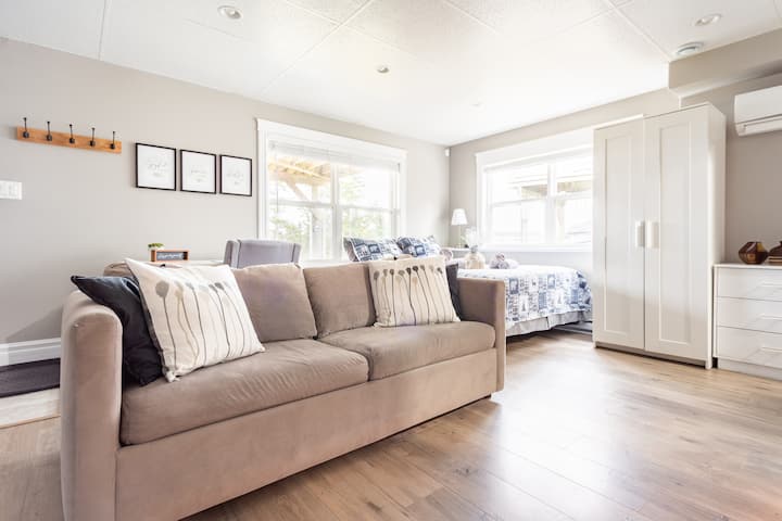 نظرة عامة على الاستوديو: أريكة ومنطقة بجانب السرير.