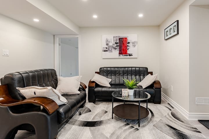 Spacious Ravine-view Escape-bsmt - Pickering