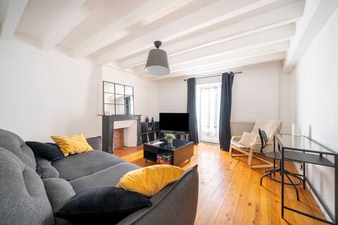 House at the foot of the castle, Volvic