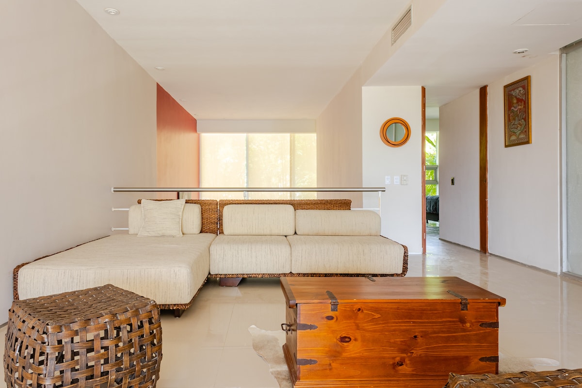 קומה גבוהה בקומת ביניים שבה תוכלו למצוא מקום נחמד לעבוד בנוחות עם אינטרנט עד 700 mbps 