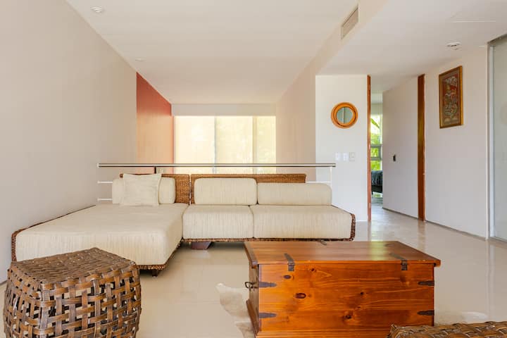 Mezanínové vysoké poschodie, kde môžete mať pekné miesto na pohodlnú prácu s internetom až do 700 mbps 