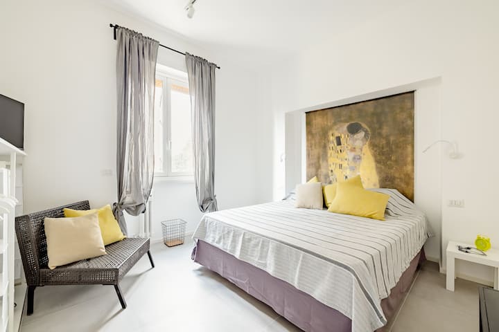 CAMERA DA LETTO
La camera da letto è dotata di un comodissimo letto ,Tv e appendiabiti.