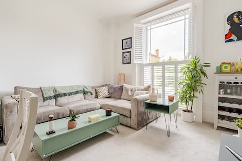 Top performing Airbnb: 1850s Modern-Luxe Residence in Reading