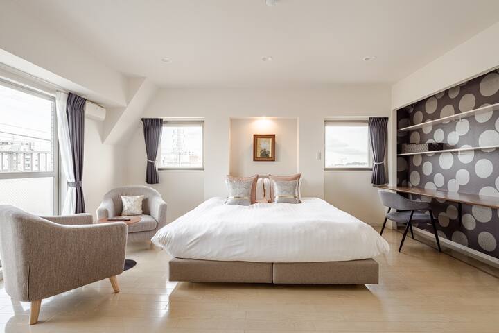 Stunning! Luxurious & Spacious Penthouse gallery image 3