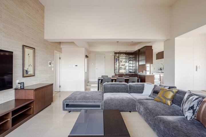 Stunning! Luxurious & Spacious Penthouse gallery image 2