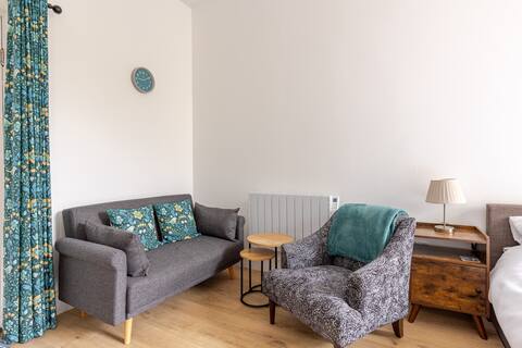 Top Airbnb: Studio apartment, king-size bed &private patio x 2 in Cheltenham