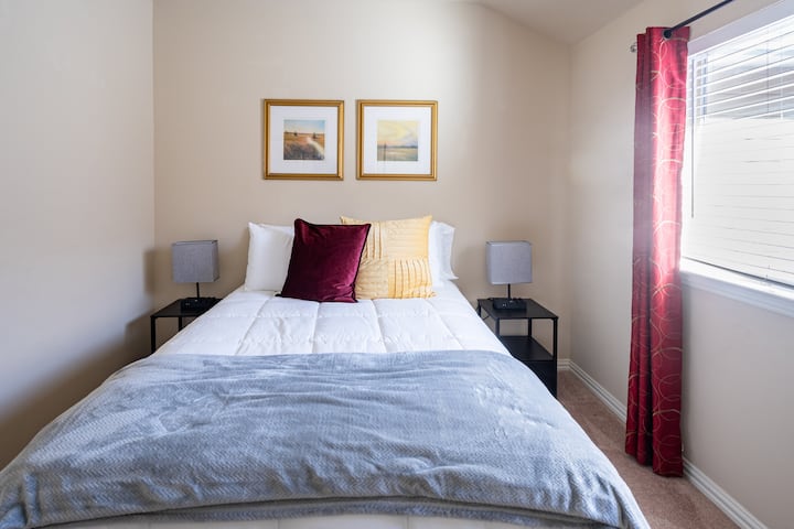 Spálňa 2 má manželskú posteľ s nočnými stolíkmi, lampy s nabíjacími portmi USB, 32-palcovú televízor so vstavaným DVD prehrávačom a osvetlený stropný ventilátor. Na uskladnenie oblečenia je k dispozícii komoda a skriňa.