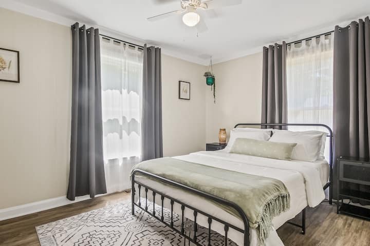 Cama queen, mesita de noche con enchufes, armario, portaequipajes